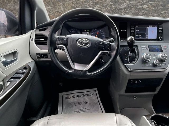 2018 Toyota Sienna XLE 7-Passenger Auto Access Seat