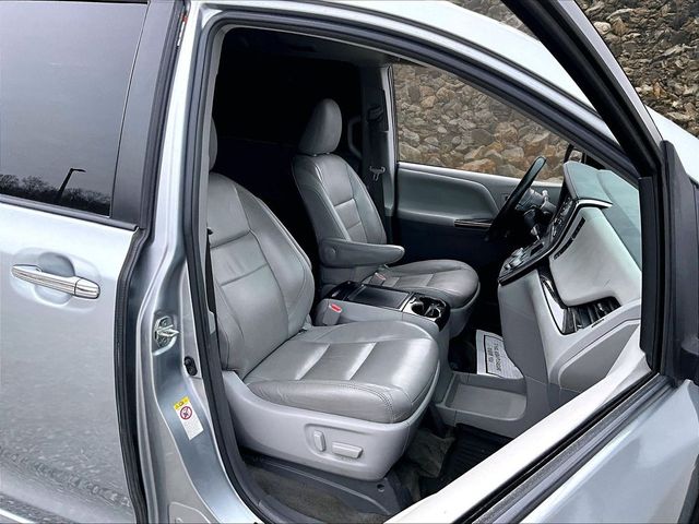 2018 Toyota Sienna XLE 7-Passenger Auto Access Seat