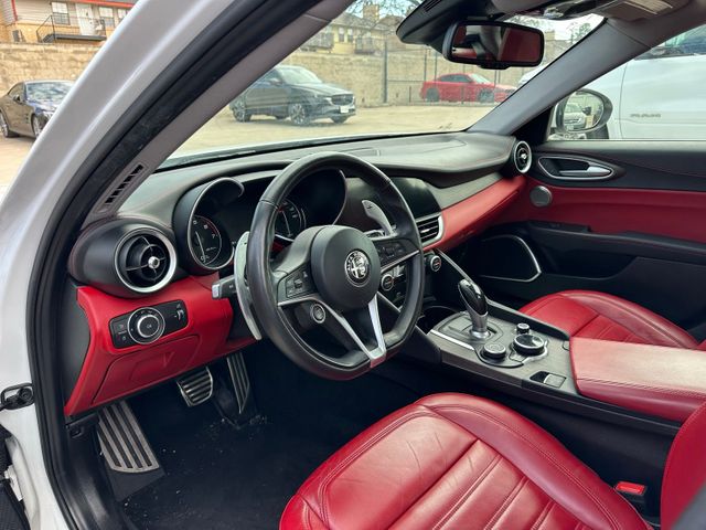 2019 Alfa Romeo Giulia Ti Lusso AWD Performance Package Dual-Pane Roof | Irving, Texas | Hopper Motorplex