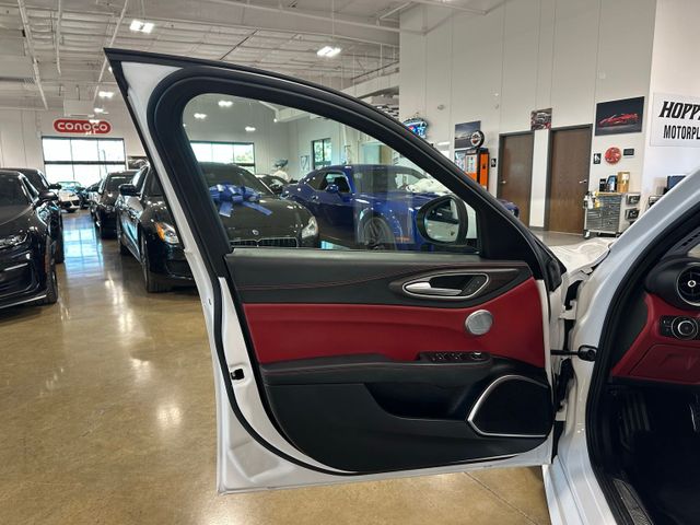2019 Alfa Romeo Giulia Ti Lusso AWD Performance Package Dual-Pane Roof | Irving, Texas | Hopper Motorplex 2019 Alfa Romeo Giulia Ti Lusso AWD Performance Package Dual-Pane Roof | Irving, Texas | Hopper Motorplex