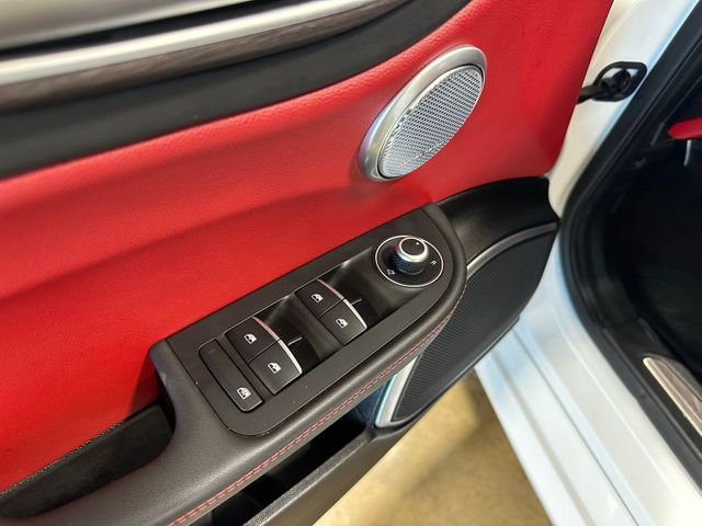 2019 Alfa Romeo Giulia Ti Lusso AWD Performance Package Dual-Pane Roof | Irving, Texas | Hopper Motorplex 2019 Alfa Romeo Giulia Ti Lusso AWD Performance Package Dual-Pane Roof | Irving, Texas | Hopper Motorplex