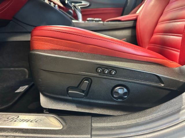 2019 Alfa Romeo Giulia Ti Lusso AWD Performance Package Dual-Pane Roof | Irving, Texas | Hopper Motorplex 2019 Alfa Romeo Giulia Ti Lusso AWD Performance Package Dual-Pane Roof | Irving, Texas | Hopper Motorplex