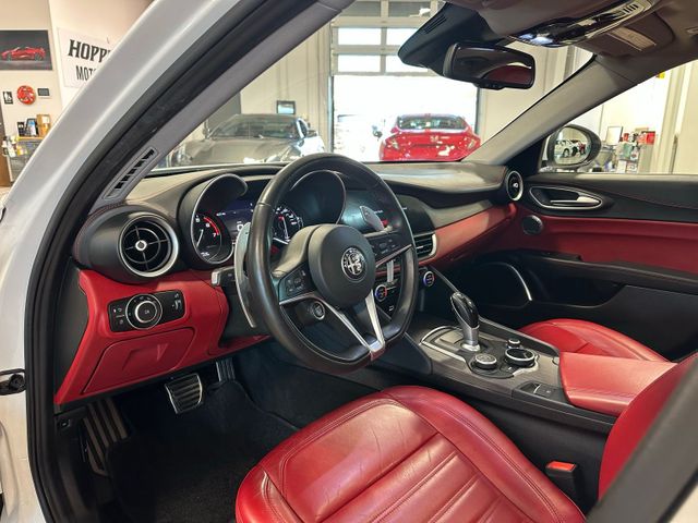2019 Alfa Romeo Giulia Ti Lusso AWD Performance Package Dual-Pane Roof | Irving, Texas | Hopper Motorplex 2019 Alfa Romeo Giulia Ti Lusso AWD Performance Package Dual-Pane Roof | Irving, Texas | Hopper Motorplex
