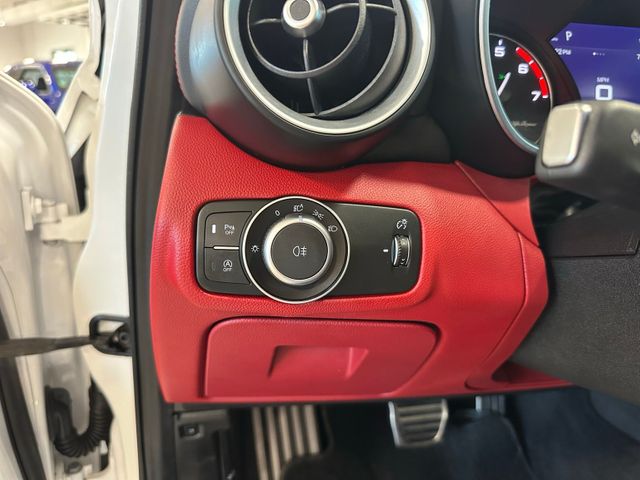 2019 Alfa Romeo Giulia Ti Lusso AWD Performance Package Dual-Pane Roof | Irving, Texas | Hopper Motorplex 2019 Alfa Romeo Giulia Ti Lusso AWD Performance Package Dual-Pane Roof | Irving, Texas | Hopper Motorplex