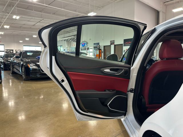 2019 Alfa Romeo Giulia Ti Lusso AWD Performance Package Dual-Pane Roof | Irving, Texas | Hopper Motorplex 2019 Alfa Romeo Giulia Ti Lusso AWD Performance Package Dual-Pane Roof | Irving, Texas | Hopper Motorplex