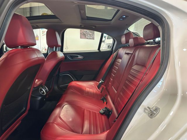 2019 Alfa Romeo Giulia Ti Lusso AWD Performance Package Dual-Pane Roof | Irving, Texas | Hopper Motorplex 2019 Alfa Romeo Giulia Ti Lusso AWD Performance Package Dual-Pane Roof | Irving, Texas | Hopper Motorplex