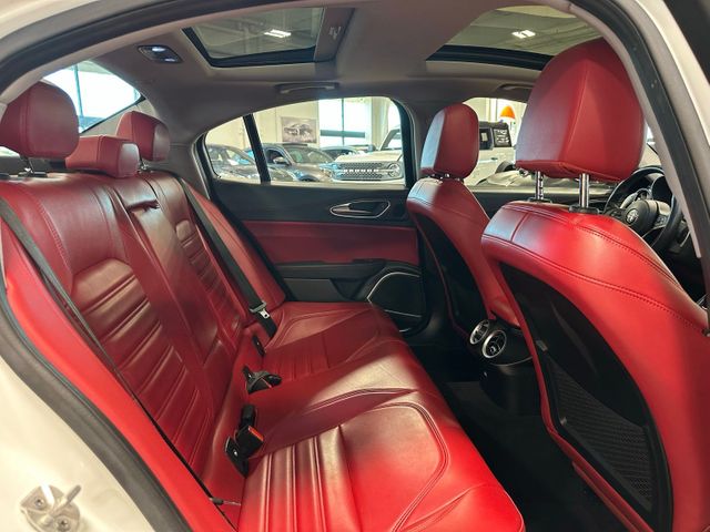 2019 Alfa Romeo Giulia Ti Lusso AWD Performance Package Dual-Pane Roof | Irving, Texas | Hopper Motorplex 2019 Alfa Romeo Giulia Ti Lusso AWD Performance Package Dual-Pane Roof | Irving, Texas | Hopper Motorplex