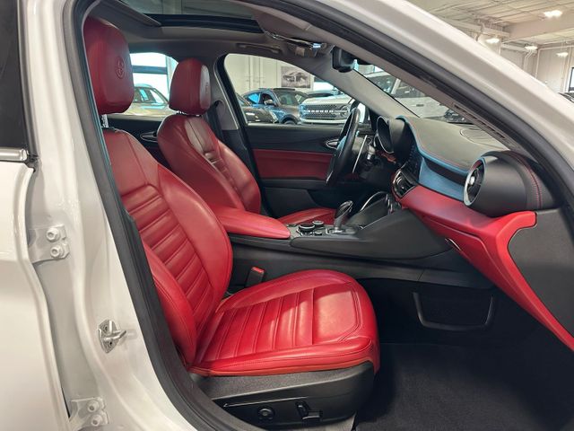 2019 Alfa Romeo Giulia Ti Lusso AWD Performance Package Dual-Pane Roof | Irving, Texas | Hopper Motorplex