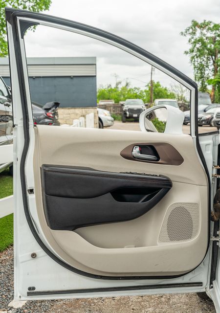 2019 Chrysler Pacifica Touring L / LOADED / LUXURY / ALWAYS TEXAS OWNED | Austin, TX | Rocky Mountain Truck Stop Austin 2019 Chrysler Pacifica Touring L / LOADED / LUXURY / ALWAYS TEXAS OWNED | Austin, TX | Rocky Mountain Truck Stop Austin