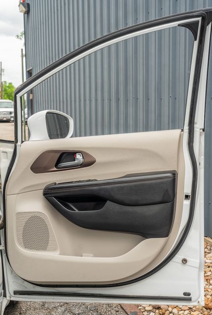 2019 Chrysler Pacifica Touring L / LOADED / LUXURY / ALWAYS TEXAS OWNED | Austin, TX | Rocky Mountain Truck Stop Austin 2019 Chrysler Pacifica Touring L / LOADED / LUXURY / ALWAYS TEXAS OWNED | Austin, TX | Rocky Mountain Truck Stop Austin