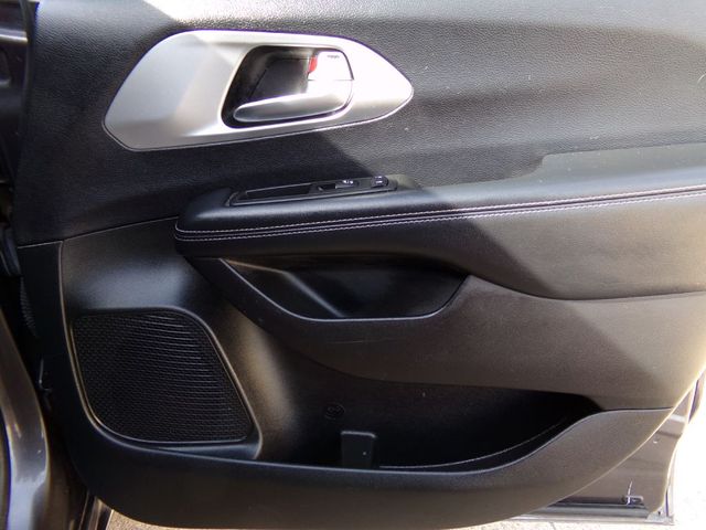 2019 Chrysler Pacifica TOURING L | Gonzales, TX | West Motors 2019 Chrysler Pacifica TOURING L | Gonzales, TX | West Motors