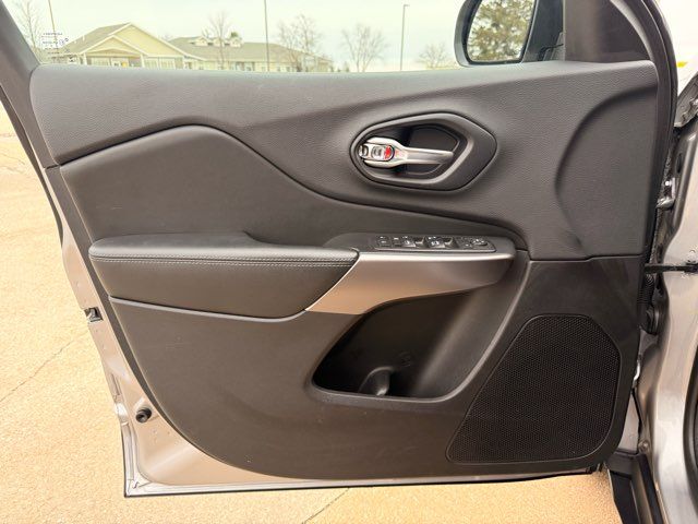 2019 Jeep Cherokee Latitude | Gifford, IL | Trav's Automotive 2019 Jeep Cherokee Latitude | Gifford, IL | Trav's Automotive