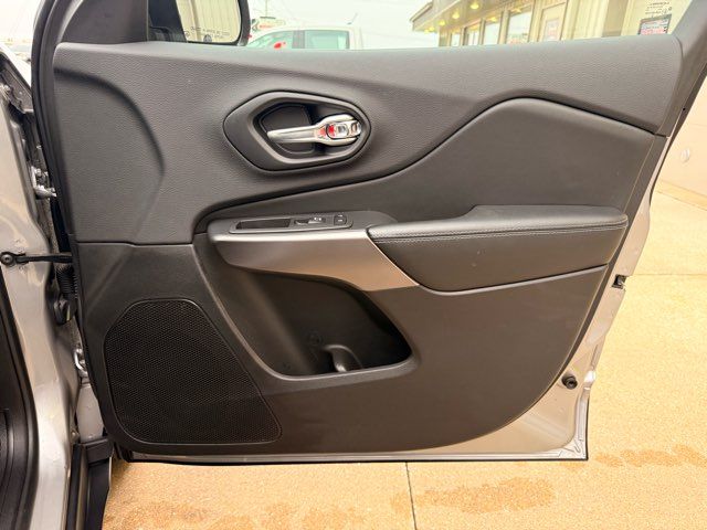 2019 Jeep Cherokee Latitude | Gifford, IL | Trav's Automotive 2019 Jeep Cherokee Latitude | Gifford, IL | Trav's Automotive