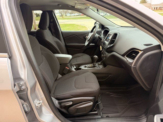 2019 Jeep Cherokee Latitude | Gifford, IL | Trav's Automotive 2019 Jeep Cherokee Latitude | Gifford, IL | Trav's Automotive