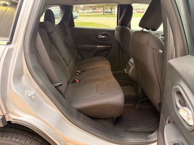 2019 Jeep Cherokee Latitude | Gifford, IL | Trav's Automotive 2019 Jeep Cherokee Latitude | Gifford, IL | Trav's Automotive