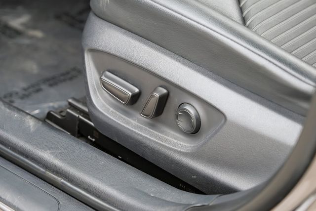 2019 Toyota Camry SE Partial Leather Sport Seats Apple Car Play BT 2019 Toyota Camry SE Partial Leather Sport Seats Apple Car Play BT