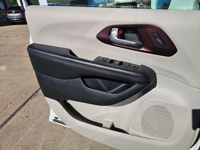 2020 Chrysler Pacifica Limited | Brownsville TX | English Motors