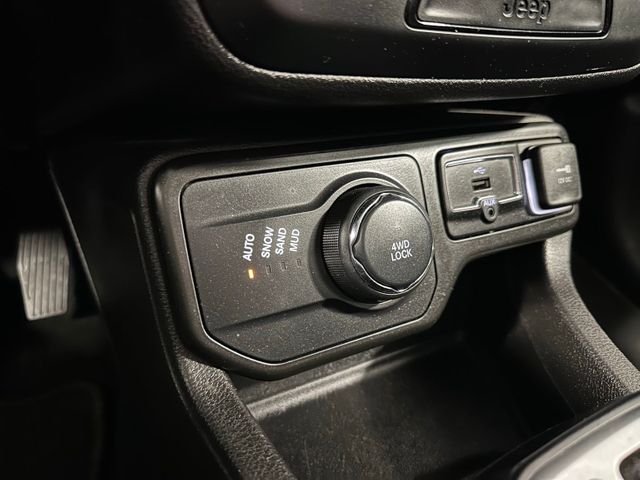 2020 Jeep Renegade Sport 4WD | Irving, Texas | Hopper Motorplex 2020 Jeep Renegade Sport 4WD | Irving, Texas | Hopper Motorplex