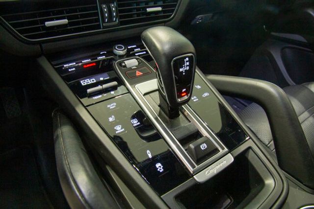 2020 Porsche Cayenne Coupe Premium/22" 911 Wheels