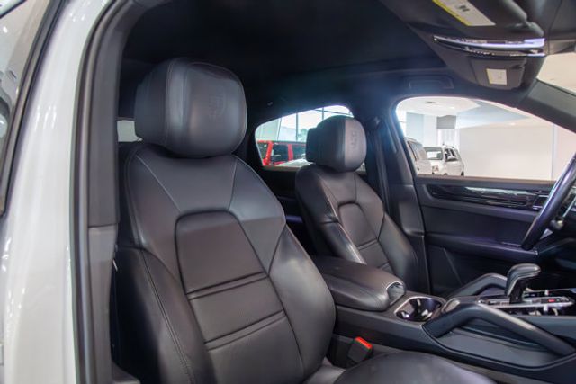 2020 Porsche Cayenne Coupe Premium/22" 911 Wheels