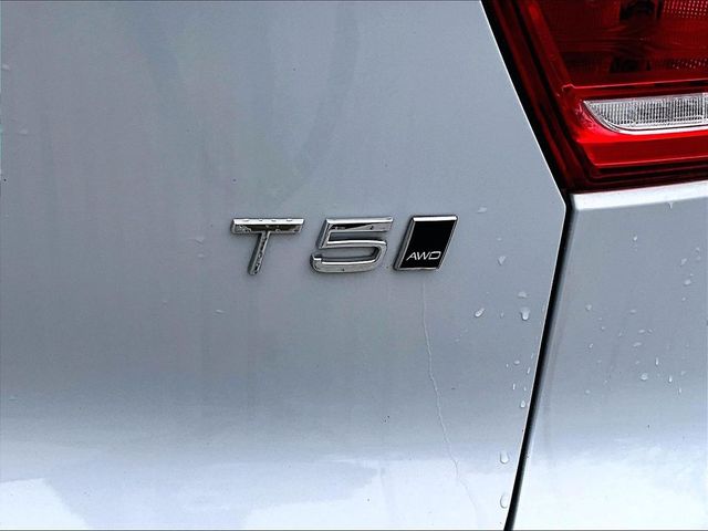 2020 Volvo XC40 T5 Momentum