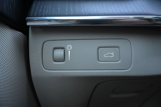 2020 Volvo XC90 T6 Momentum 6-Passenger