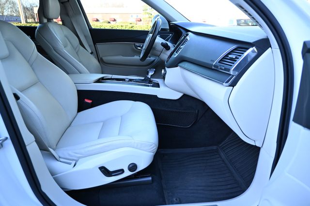2020 Volvo XC90 T6 Momentum 6-Passenger