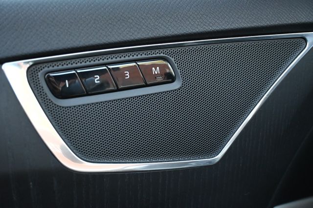 2020 Volvo XC90 T6 Momentum 6-Passenger