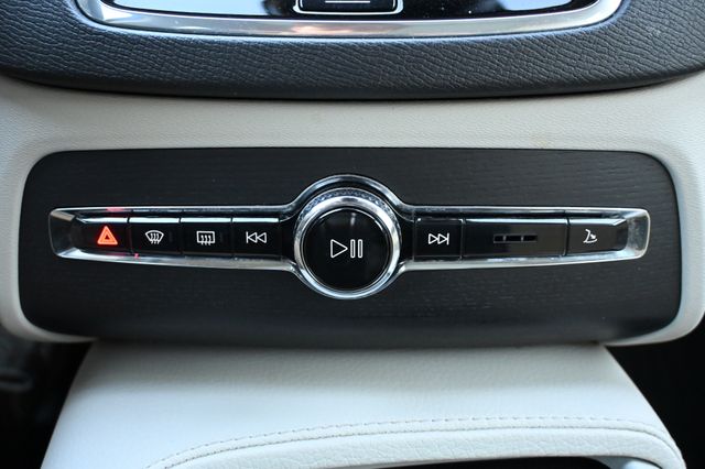 2020 Volvo XC90 T6 Momentum 6-Passenger