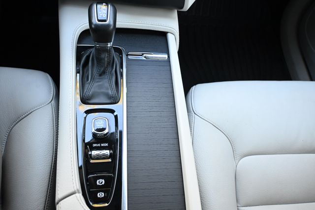 2020 Volvo XC90 T6 Momentum 6-Passenger