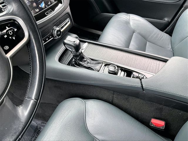 2020 Volvo XC90 T6 Momentum 7-Passenger