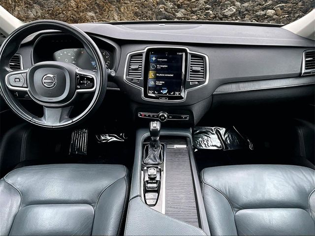 2020 Volvo XC90 T6 Momentum 7-Passenger