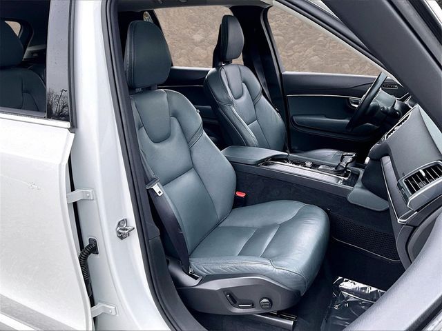 2020 Volvo XC90 T6 Momentum 7-Passenger