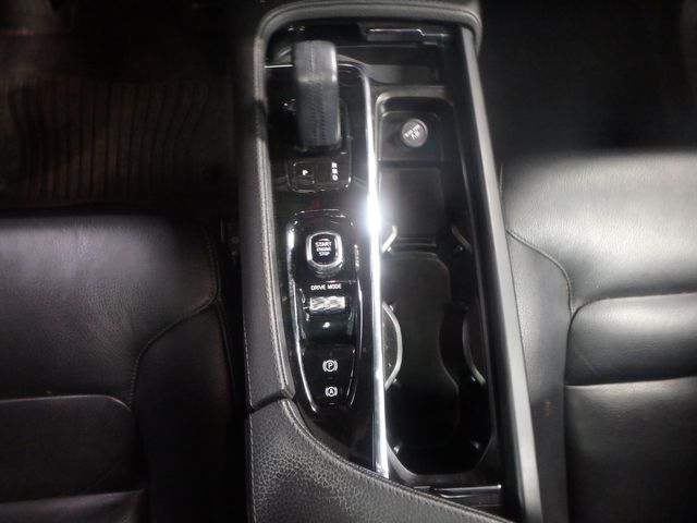 2020 Volvo XC90 T8 eAWD Momentum 7-Passenger