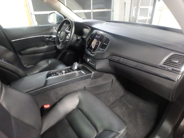 2020 Volvo XC90 T8 eAWD Momentum 7-Passenger