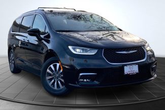 2021 Chrysler Pacifica Hybrid Touring L | Elyria, OH | PHD Auto Group in Elyria, OH 44035