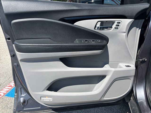 2021 Honda Pilot Touring w/Rear Captain's Chairs | San Antonio, TX | Clear Choice Automotive South 2021 Honda Pilot Touring w/Rear Captain's Chairs | San Antonio, TX | Clear Choice Automotive South