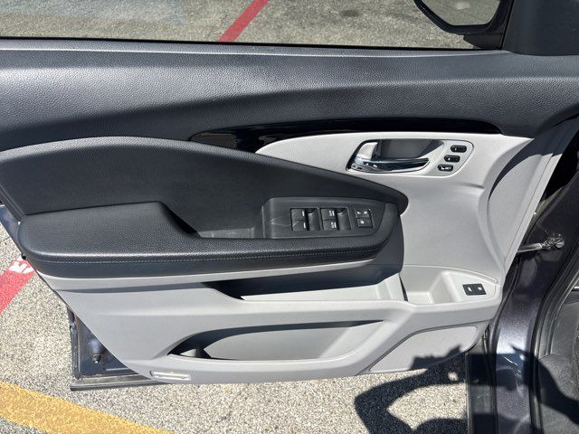 2021 Honda Pilot Touring w/Rear Captain's Chairs | San Antonio, TX | Clear Choice Automotive South 2021 Honda Pilot Touring w/Rear Captain's Chairs | San Antonio, TX | Clear Choice Automotive South