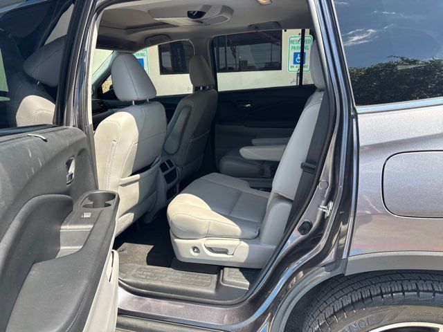 2021 Honda Pilot Touring w/Rear Captain's Chairs | San Antonio, TX | Clear Choice Automotive South 2021 Honda Pilot Touring w/Rear Captain's Chairs | San Antonio, TX | Clear Choice Automotive South