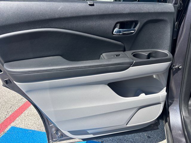 2021 Honda Pilot Touring w/Rear Captain's Chairs | San Antonio, TX | Clear Choice Automotive South