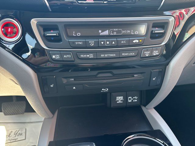 2021 Honda Pilot Touring w/Rear Captain's Chairs | San Antonio, TX | Clear Choice Automotive South