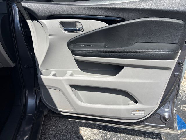 2021 Honda Pilot Touring w/Rear Captain's Chairs | San Antonio, TX | Clear Choice Automotive South