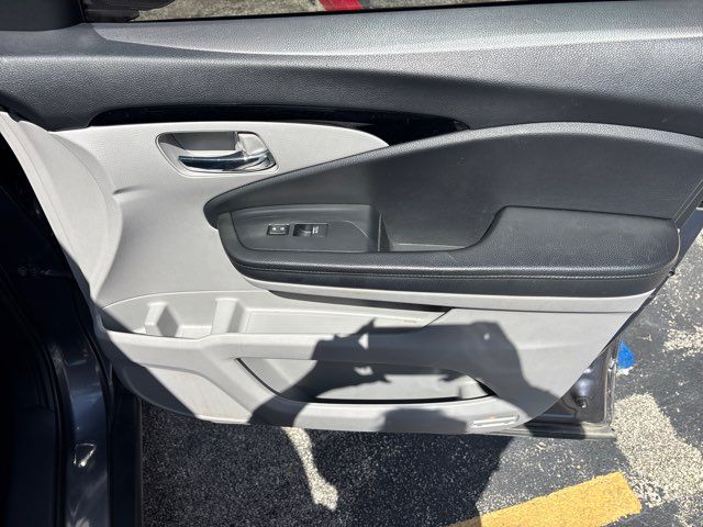 2021 Honda Pilot Touring w/Rear Captain's Chairs | San Antonio, TX | Clear Choice Automotive South 2021 Honda Pilot Touring w/Rear Captain's Chairs | San Antonio, TX | Clear Choice Automotive South