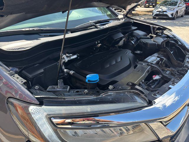 2021 Honda Pilot Touring w/Rear Captain's Chairs | San Antonio, TX | Clear Choice Automotive South