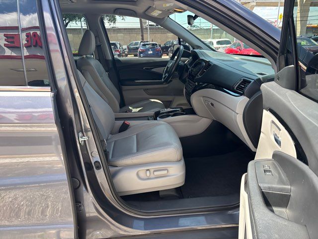 2021 Honda Pilot Touring w/Rear Captain's Chairs | San Antonio, TX | Clear Choice Automotive South