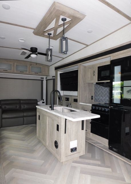 2021 Salem Hemisphere 369BL