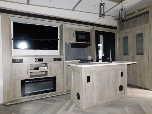 2021 Salem Hemisphere 369BL