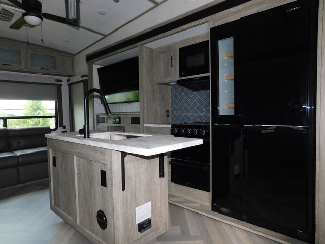 2021 Salem Hemisphere 369BL