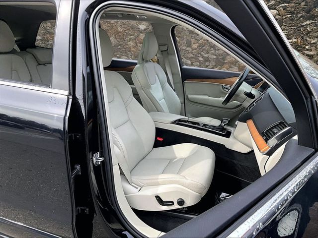 2021 Volvo XC90 T6 Momentum 7-Passenger