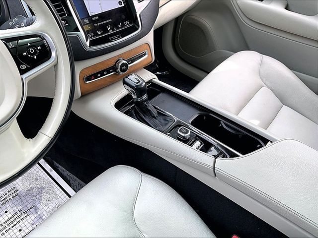 2021 Volvo XC90 T6 Momentum 7-Passenger